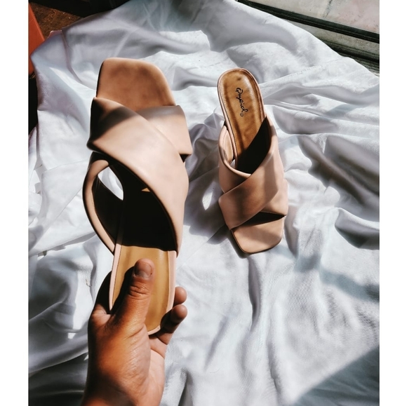 🚨LAST PAIR// Nude vegan leather Sandal - Picture 4 of 5